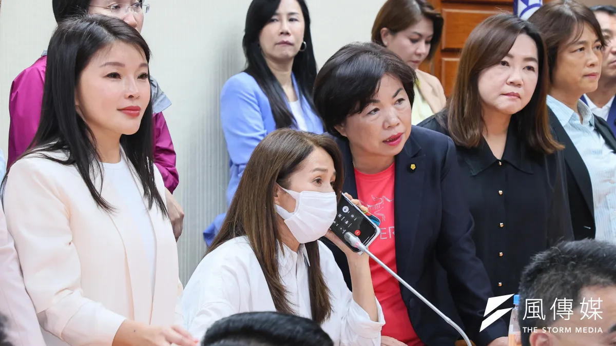 立法院內政委員會4日審查《公職人員選舉罷免法》部分條文修正草案,午後召委高金素梅宣布更改於群賢101開會,但遲遲等不到議事人員。(顏麟宇攝)