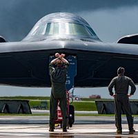 2024年6月13日、第13爆撃機部隊のB-2「スピリット」ステルス爆撃機がミズーリ州ホワイトマン空軍基地を出発し、グアムのアンダーソン空軍基地に移動準備をする様子。(アメリカ国防総省) 2024年6月13日、第13爆撃機部隊のB-2「スピリット」ステルス爆撃機がミズーリ州ホワイトマン空軍基地を出発し、グアムのアンダーソン空軍基地に移動準備をする様子。(アメリカ国防総省)