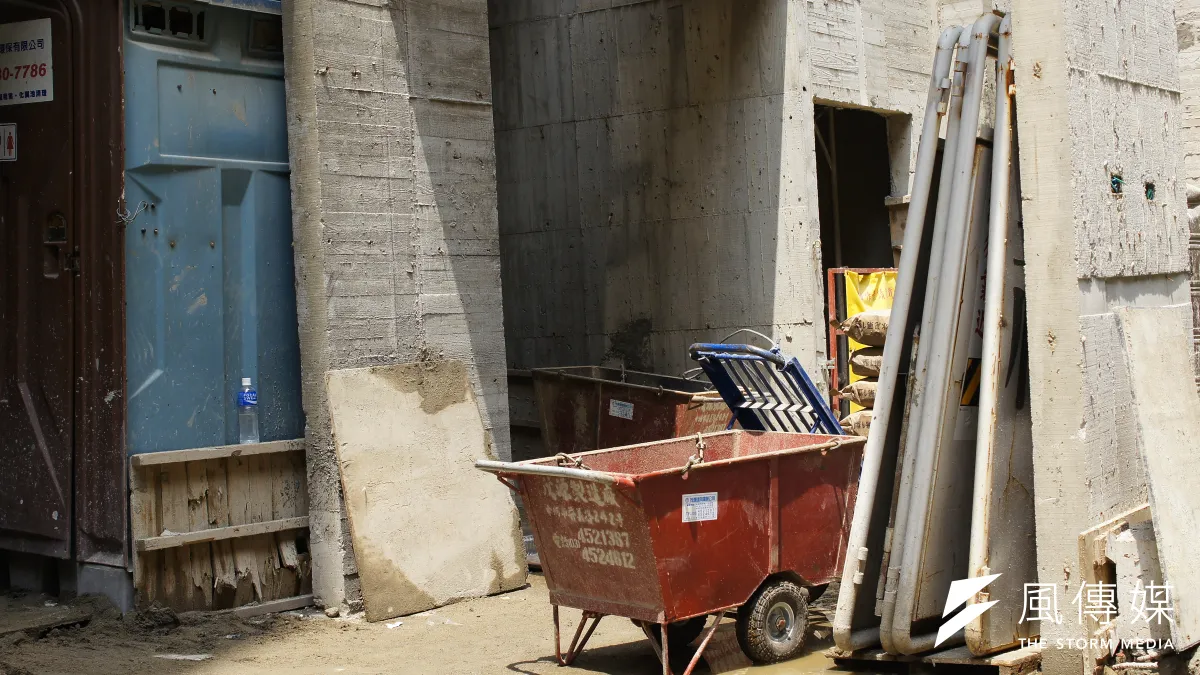 危老重建成近年熱門投資開發話題,建商、壽險開始轉向老舊大樓的土地整合與重建,看準改建後可創造更高價值,造成今年危老重建案大爆發,又以台北市核定案件占全台最多,總計今年核定257件,已遠遠超越前兩年加總。(新新聞資料照)