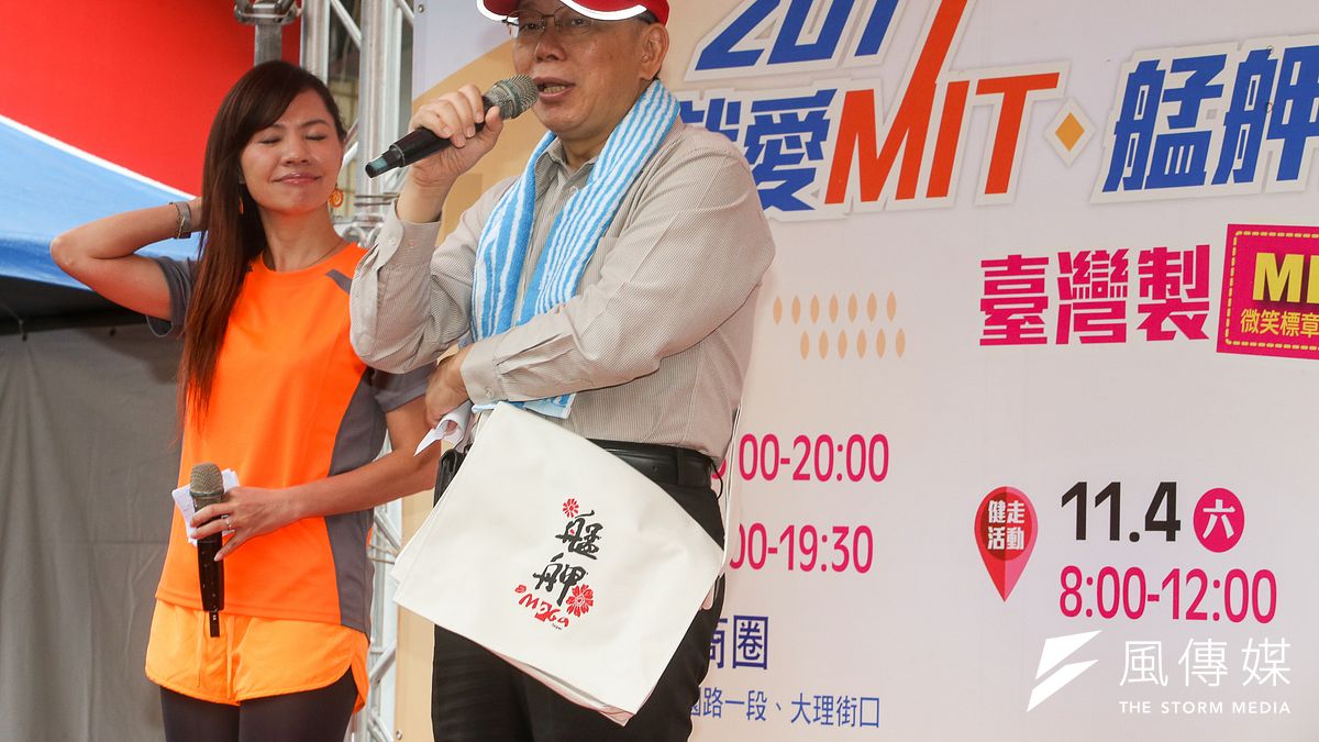 台北市長柯文哲3日表示,正在考量赴中國深圳設辦事處。柯文哲4日上午受訪時表示,設辦事處是為了招商,不過都還在考量。(陳明仁攝) 台北市長柯文哲3日表示,正在考量赴中國深圳設辦事處。柯文哲4日上午受訪時表示,設辦事處是為了招商,不過都還在考量。(陳明仁攝)