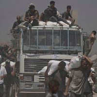2025年7月27日、人道支援車列がガザ地区北部からガザ市に到着し、パレスチナ人が降ろされた小麦粉袋を運搬している。(写真/AP通信提供) 2025年7月27日、人道支援車列がガザ地区北部からガザ市に到着し、パレスチナ人が降ろされた小麦粉袋を運搬している。(写真/AP通信提供)