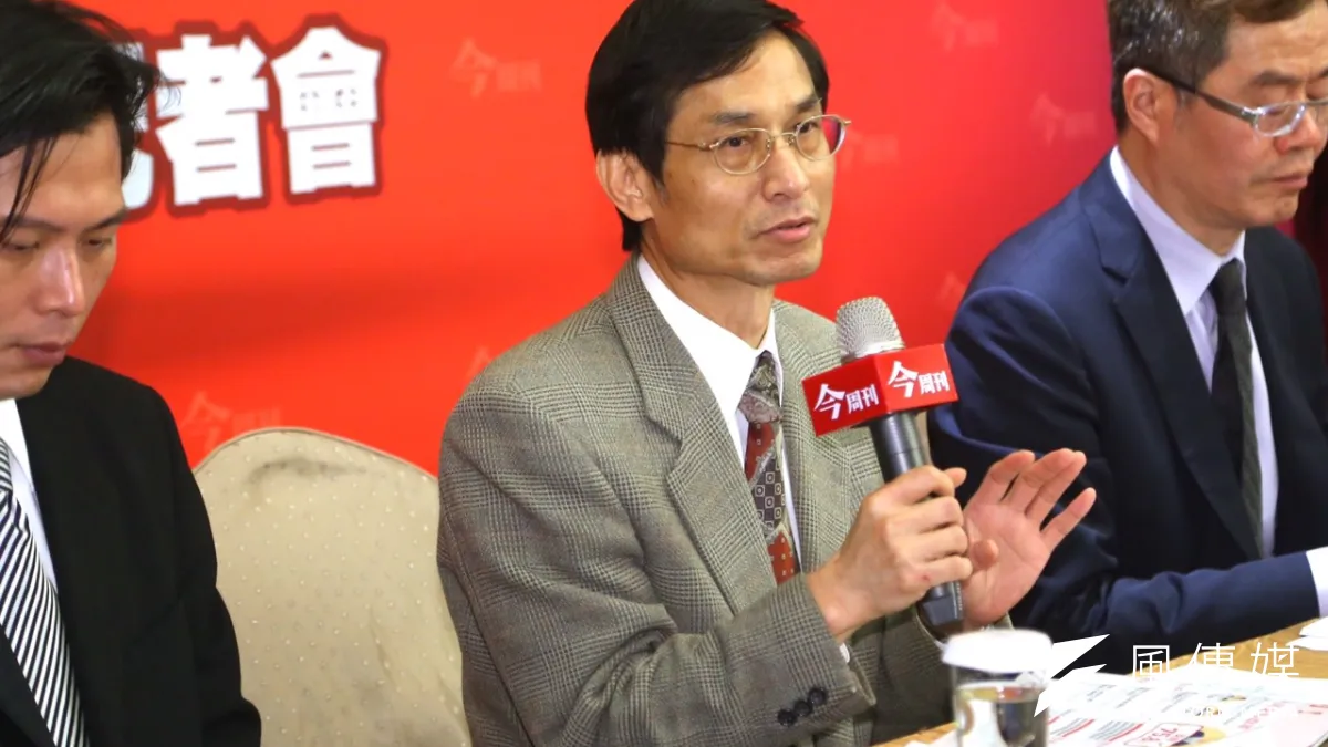 年金改革立委意見調查記者會,左起立委黃國昌、台大教授林萬億、今周刊社長梁永煌。(蔡耀徵攝)