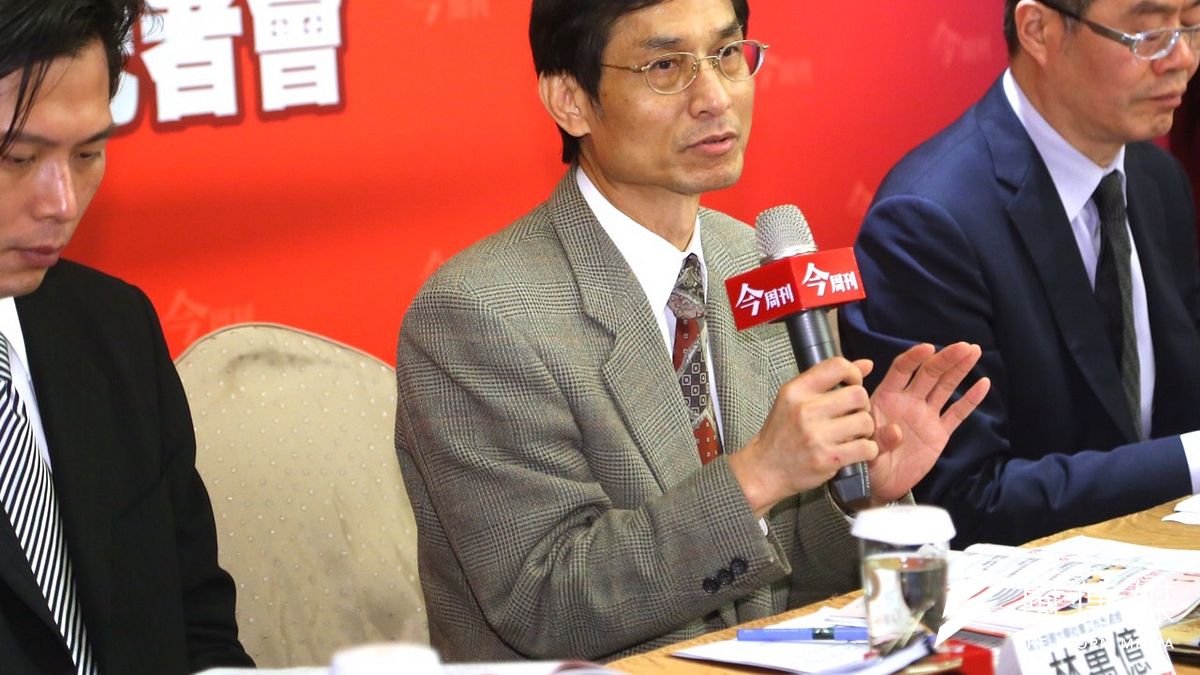 年金改革立委意見調查記者會,左起立委黃國昌、台大教授林萬億、今周刊社長梁永煌。(蔡耀徵攝) 年金改革立委意見調查記者會,左起立委黃國昌、台大教授林萬億、今周刊社長梁永煌。(蔡耀徵攝)