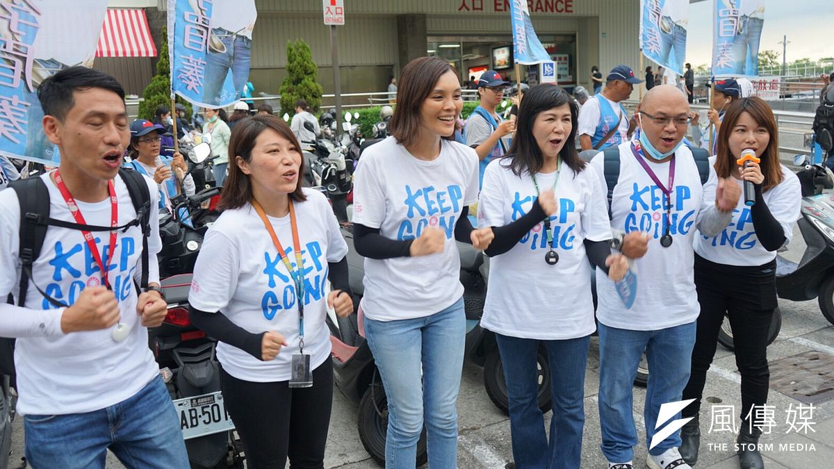 李眉蓁與多位市議員進行「24挑戰38」活動,挑戰在24小時內跑遍全高雄38區域,展現與市民站在一起的決心。(圖/徐炳文) 李眉蓁與多位市議員進行「24挑戰38」活動,挑戰在24小時內跑遍全高雄38區域,展現與市民站在一起的決心。(圖/徐炳文)