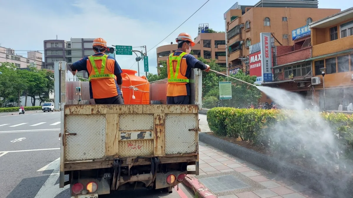 防疫警戒升三級,新北市環保局宣布垃圾清運正常進行,並加強各區清潔。(新北市環保局提供)