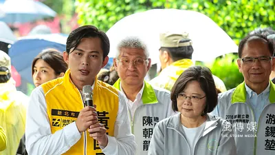 民進黨總統參選人蔡英文、時代力量立委參選人黃國昌至汐止忠順廟參拜,蔡英文為黃國昌造勢。(顏麟宇攝)