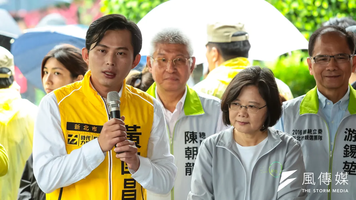 民進黨總統參選人蔡英文、時代力量立委參選人黃國昌至汐止忠順廟參拜,蔡英文為黃國昌造勢。(顏麟宇攝)