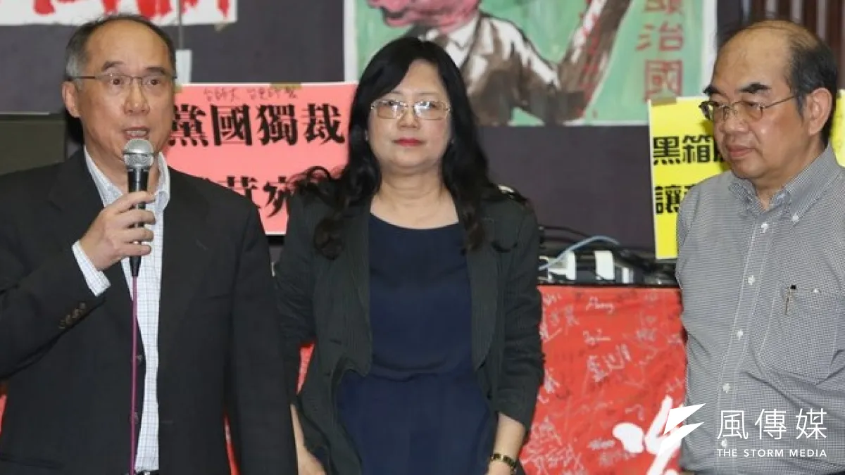 台北市議員周威佑在臉書上以不雅字眼重批交大校長吳妍華,在輿論壓力下,隔天才道歉。圖為吳妍華與陽明大學校長梁賡義、東華大學校長吳茂昆探視反服貿學生。(余志偉攝)