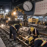 搭台鐵遇上軌道施工、夜間停駛,或部分區間改採公路接駁時,不少台灣人的第一個反應可能都是:「為什麼不能趕快修完?」(示意圖/生成圖片) 搭台鐵遇上軌道施工、夜間停駛,或部分區間改採公路接駁時,不少台灣人的第一個反應可能都是:「為什麼不能趕快修完?」(示意圖/生成圖片)