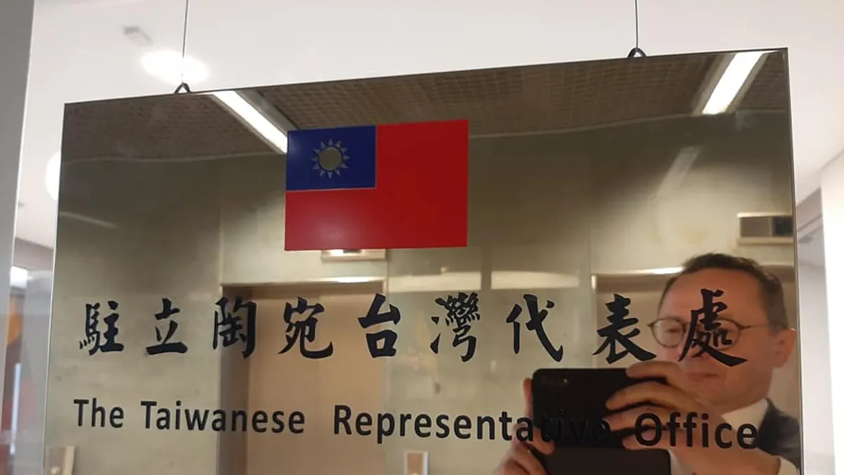 作者指出,立陶宛為了對美國表示忠心,不惜跟中國大陸翻臉,執意要設立以「台灣」為名的代表處,被中共視為踩分裂國土的國家利益紅線。(資料照,取自Žygimantas Pavilionis臉書)