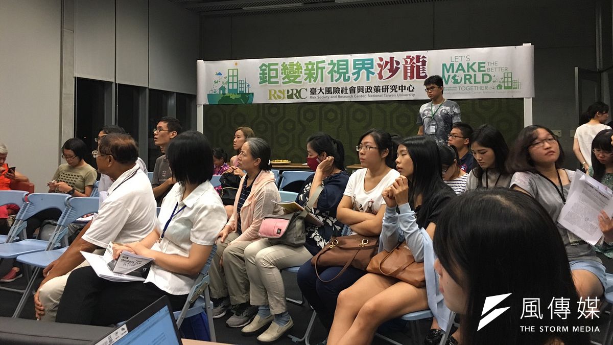 台大風險社會與政策研究中心25日舉辦「煙囪下的童年─高汙染工業區鄰近國小的健康權與受教權」座談會,針對雲林麥寮橋頭國小許厝分校與台塑六輕汙染源的事件進行沙龍座談。(陳耀宗攝) 台大風險社會與政策研究中心25日舉辦「煙囪下的童年─高汙染工業區鄰近國小的健康權與受教權」座談會,針對雲林麥寮橋頭國小許厝分校與台塑六輕汙染源的事件進行沙龍座談。(陳耀宗攝)