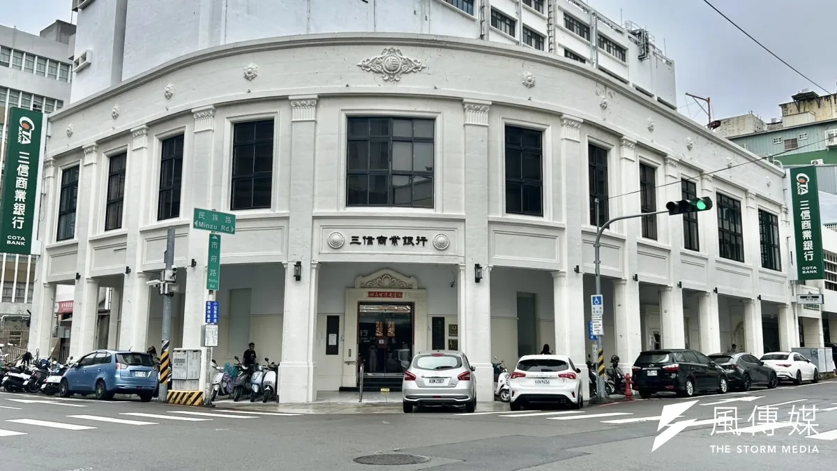 位於台中市市府路與民族路口的三信商業銀行總行大樓,醒目造型已成當地知名地標。(陳怡慈攝)