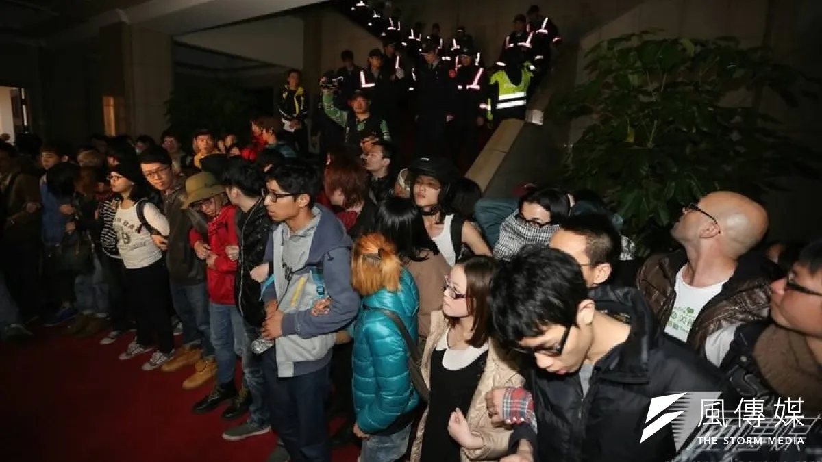 反服貿學生衝進行政院,誓言癱瘓行政體系。(余志偉攝)