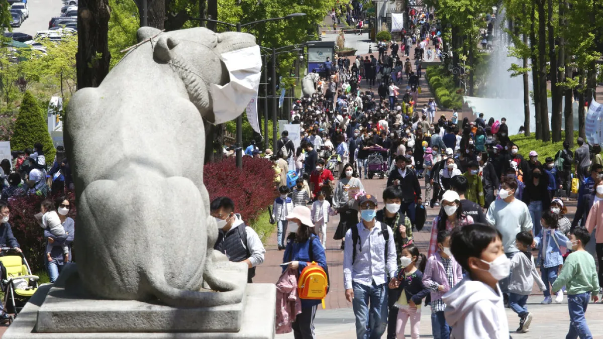 5月5日是南韓的兒童節,當天許多民眾都戴著口罩出外活動。(美聯社)