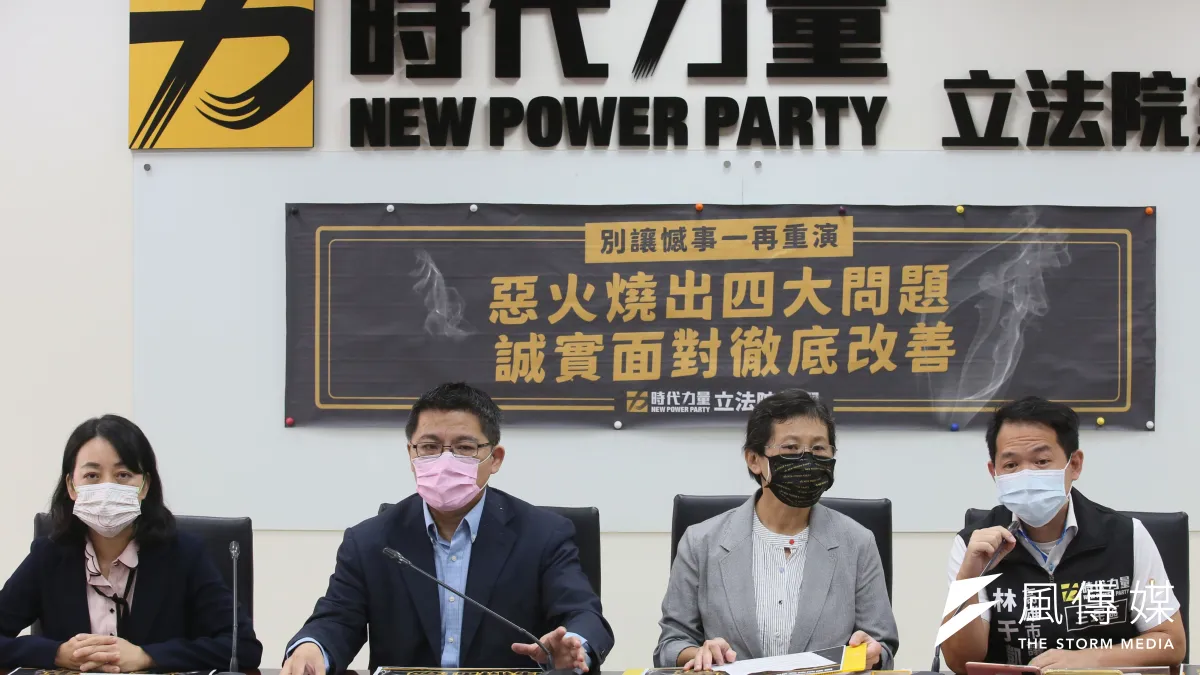 時代力量日前舉行的黨代表大會引爆爭議,「行動時代派」、「黨中央派」黨員隔空互嗆。圖為立委王婉諭(左起)、邱顯智、陳椒華及高雄市議員林于凱。(資料照,柯承惠攝)