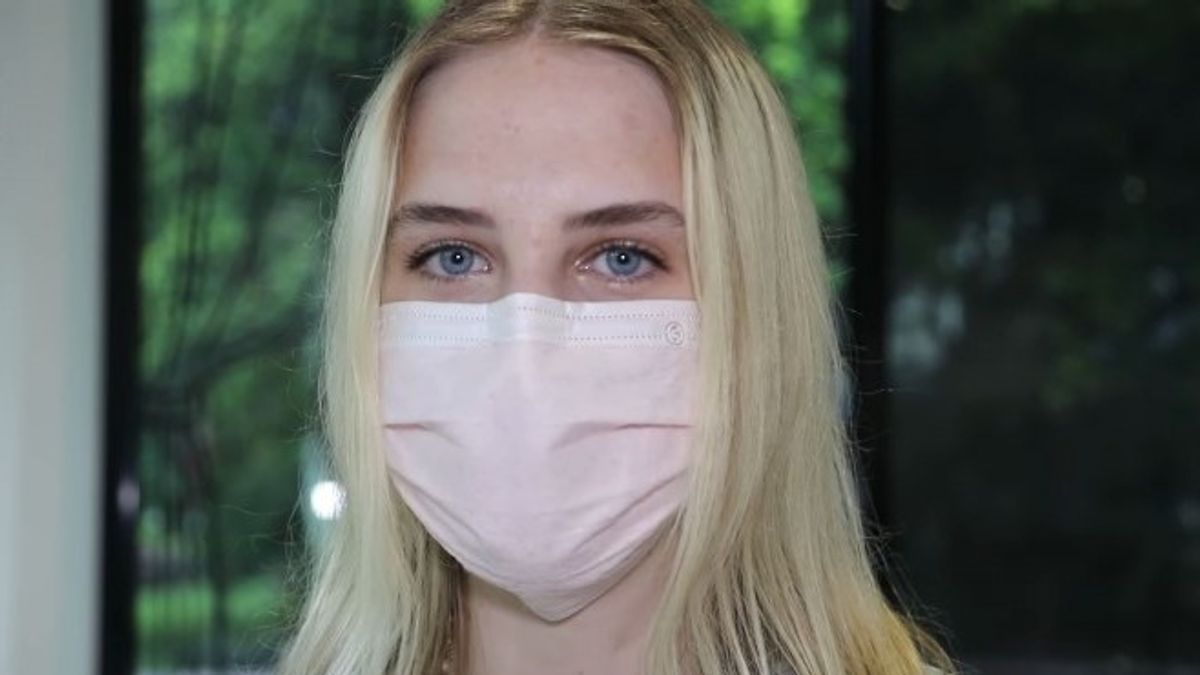 來自紐西蘭的Ella直言,台灣超商的服務和密集度真的太誇張了。(圖/翻攝自不要鬧工作室YouTube) 來自紐西蘭的Ella直言,台灣超商的服務和密集度真的太誇張了。(圖/翻攝自不要鬧工作室YouTube)