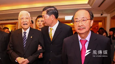 前總統李登輝(左)對民進黨立院黨團總召集人柯建銘(右)提到,修憲很重要,不滿國民黨不願意配合修憲。(曾原信攝)