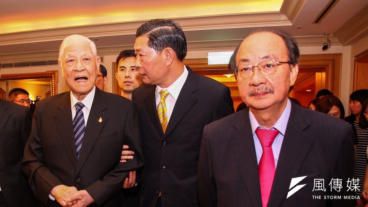 前總統李登輝(左)對民進黨立院黨團總召集人柯建銘(右)提到,修憲很重要,不滿國民黨不願意配合修憲。(曾原信攝) 前總統李登輝(左)對民進黨立院黨團總召集人柯建銘(右)提到,修憲很重要,不滿國民黨不願意配合修憲。(曾原信攝)