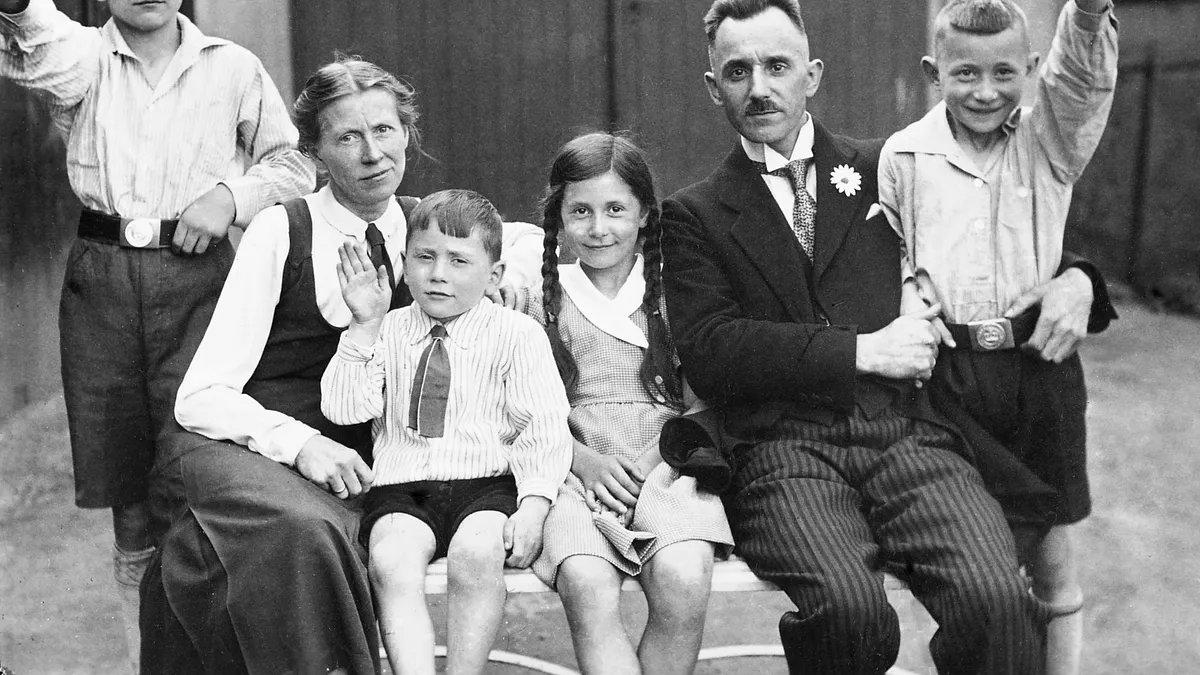 1937 年的德國家庭,相中男孩分別擺出納粹敬禮手勢。(圖/Kirn Vintage Stock/Corbis via Getty Images,*CUP提供) 1937 年的德國家庭,相中男孩分別擺出納粹敬禮手勢。(圖/Kirn Vintage Stock/Corbis via Getty Images,*CUP提供)