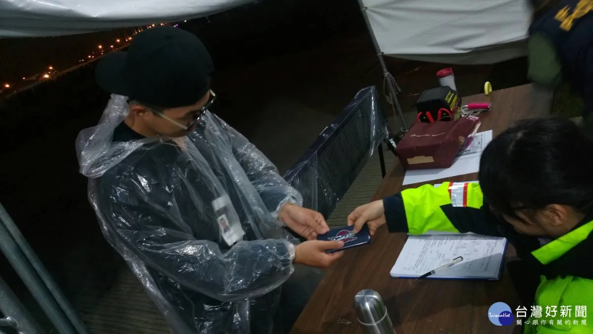 酷玩樂團熱血開唱好棒 中壢警方熱心服務好讚