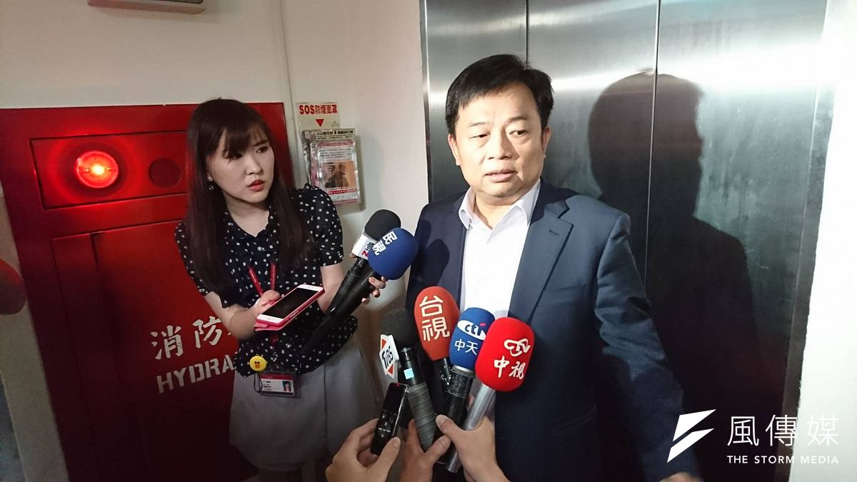 立法院11日審查《前瞻條例》遭藍委激烈杯葛,行政院副院長林錫耀也親赴立院與綠黨團溝通。(林瑋豐攝) 立法院11日審查《前瞻條例》遭藍委激烈杯葛,行政院副院長林錫耀也親赴立院與綠黨團溝通。(林瑋豐攝)