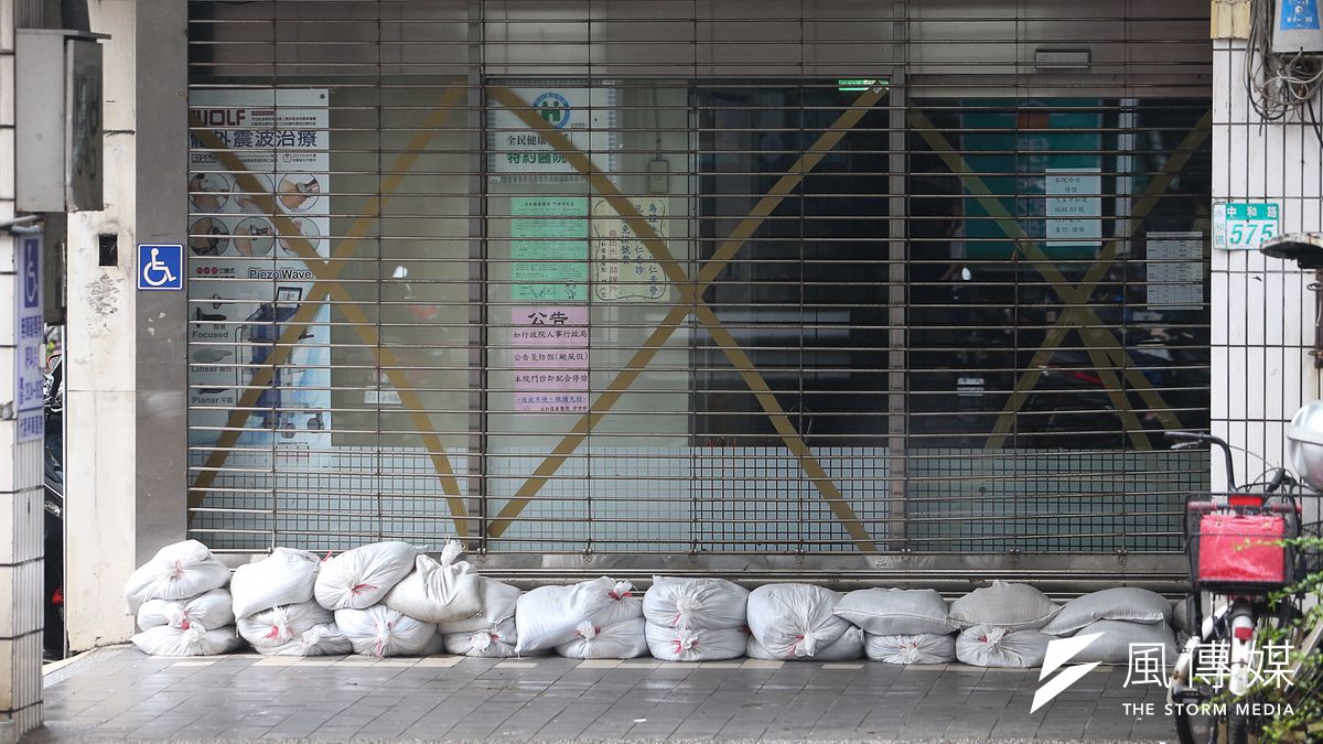 許多人在颱風天來臨前夕,都會在家中玻璃門窗貼上膠帶防風,不過,內政部最新實測的結果證實其實沒效。(資料照/陳明仁攝) 許多人在颱風天來臨前夕,都會在家中玻璃門窗貼上膠帶防風,不過,內政部最新實測的結果證實其實沒效。(資料照/陳明仁攝)