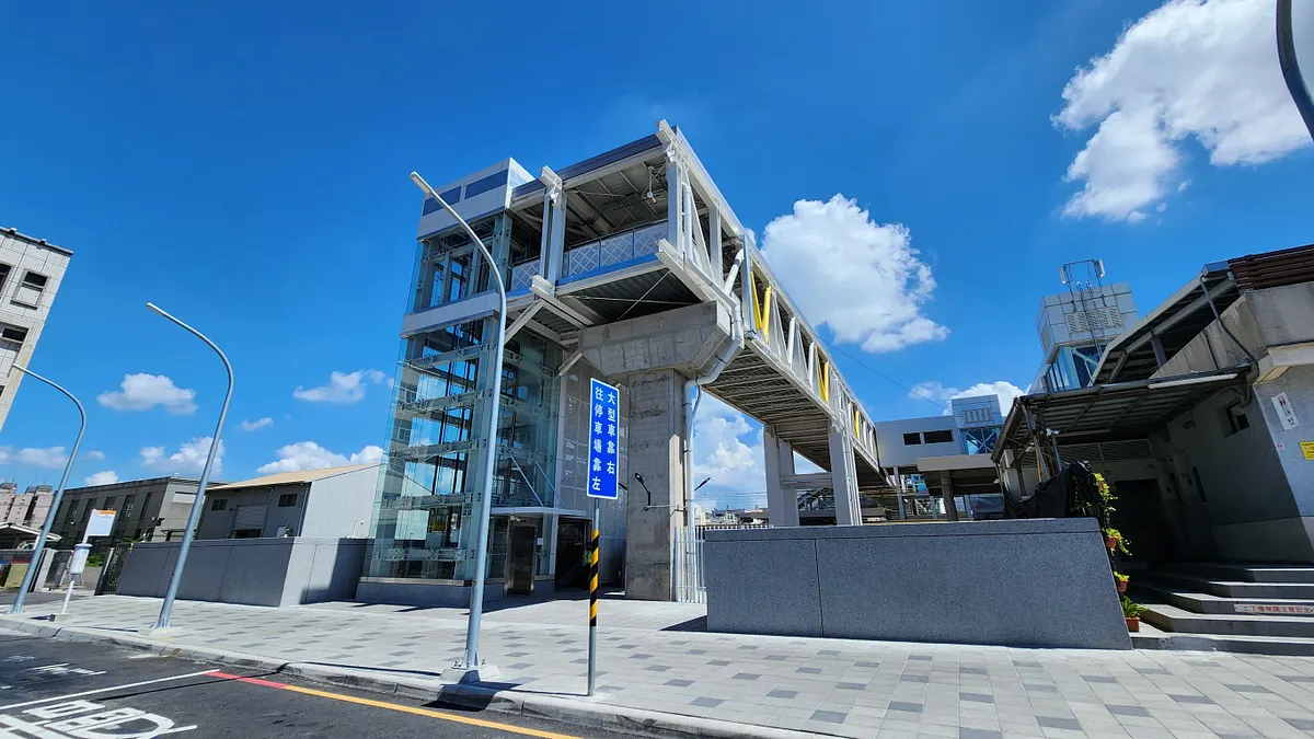 跨站天橋開放通行後,民眾希望天橋除了提供岡山火車站前後站通行便利性,更期待後續銜接平台能儘速施作完成。(圖/高市捷運局提供) 跨站天橋開放通行後,民眾希望天橋除了提供岡山火車站前後站通行便利性,更期待後續銜接平台能儘速施作完成。(圖/高市捷運局提供)