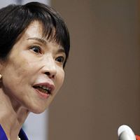 日本側関係者によれば、会談はすべて正式な会議室で行われ、中国メディアが放送した映像は、協議終了後にエレベーター前で交わされた短い挨拶の場面にすぎない。日本の世論では、北京がこの「正式ではない場面」を意図的に強調し、「日本がうつむき、中国が説教する」構図を演出したのではないかとの疑念が広がっている。(写真/AP通信) 日本側関係者によれば、会談はすべて正式な会議室で行われ、中国メディアが放送した映像は、協議終了後にエレベーター前で交わされた短い挨拶の場面にすぎない。日本の世論では、北京がこの「正式ではない場面」を意図的に強調し、「日本がうつむき、中国が説教する」構図を演出したのではないかとの疑念が広がっている。(写真/AP通信)