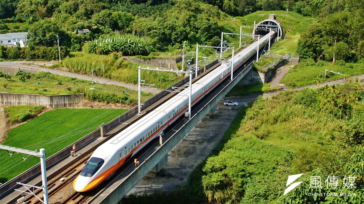 「前瞻基礎建設對南台灣而言是難得機遇,對於促進屏東整體發展而言更是一次非常重要的機會,如果要讓蔡政府的前瞻基建發揮最大效益,高鐵延伸屏東非做不可。」圖為台灣高鐵列車,攝於苗栗路段。(資料照,盧逸峰攝) 「前瞻基礎建設對南台灣而言是難得機遇,對於促進屏東整體發展而言更是一次非常重要的機會,如果要讓蔡政府的前瞻基建發揮最大效益,高鐵延伸屏東非做不可。」圖為台灣高鐵列車,攝於苗栗路段。(資料照,盧逸峰攝)