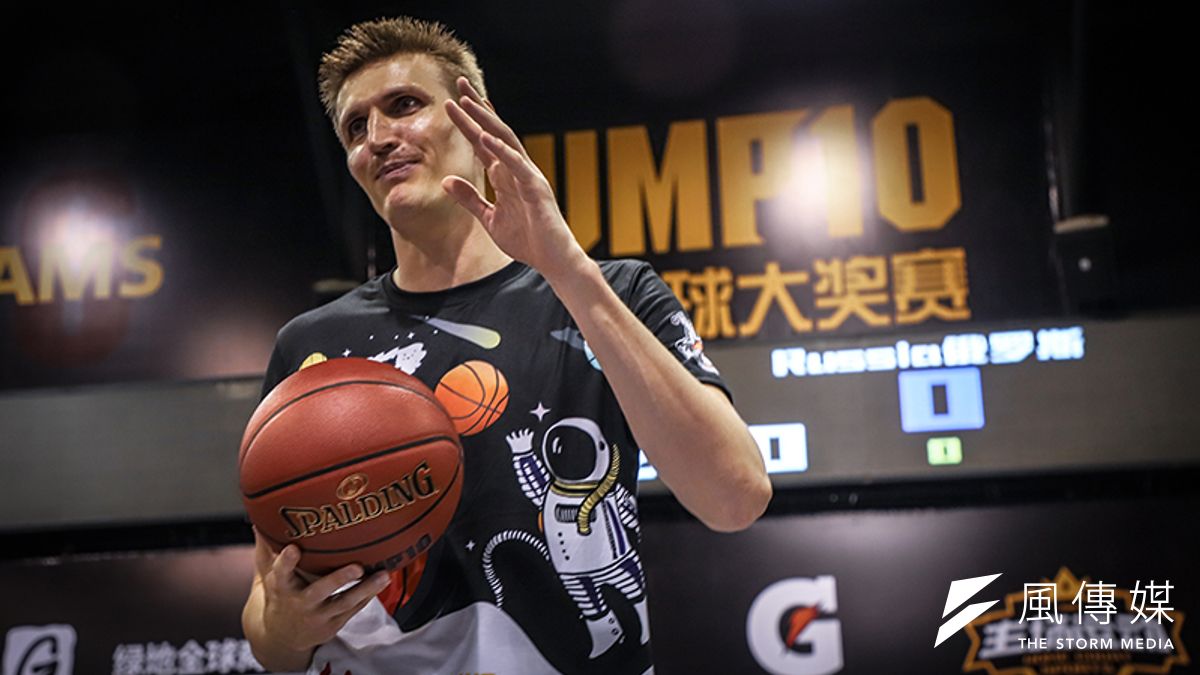 前NBA猶他爵士傳奇球星基里連科,現身中國街頭籃球大賽,與熱愛籃球的粉絲們享受精彩的球賽,也希望年輕們多從事戶外運動。(圖/記者余柏翰攝) 前NBA猶他爵士傳奇球星基里連科,現身中國街頭籃球大賽,與熱愛籃球的粉絲們享受精彩的球賽,也希望年輕們多從事戶外運動。(圖/記者余柏翰攝)