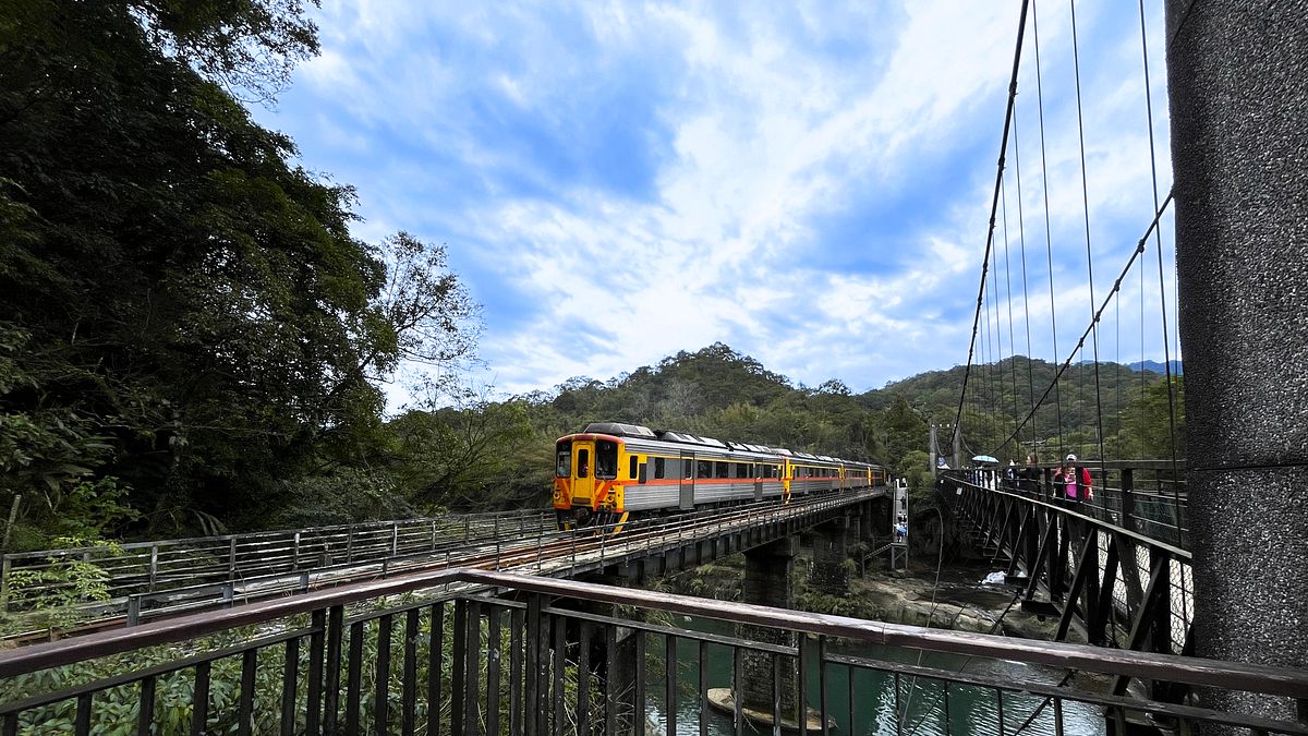 平溪支線一日遊 暢覽山城秘境風光 漫步滿牆祈願竹筒老街品嘗特色礦工便當 年味十足,馬到成功開鴻運!
