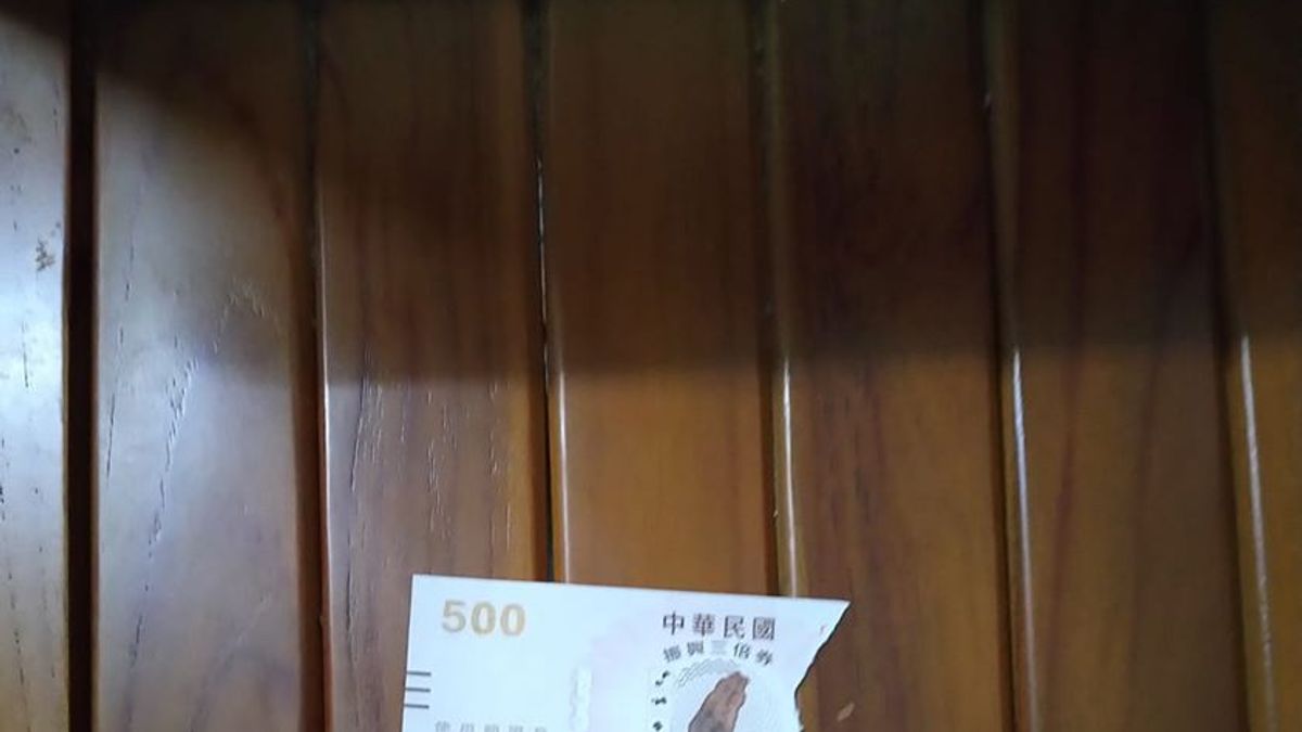 屏東一名沈先生,日前從超商領回振興三倍券後發現其中2張500元竟然被撕破,急得在網上求助。(取自臉書社團「屏東縣萬丹鄉交流地」) 屏東一名沈先生,日前從超商領回振興三倍券後發現其中2張500元竟然被撕破,急得在網上求助。(取自臉書社團「屏東縣萬丹鄉交流地」)