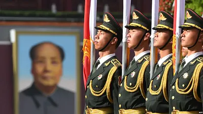 天安門廣場的國旗護衛隊員(2018年6月7日資料照片)。(美國之音)