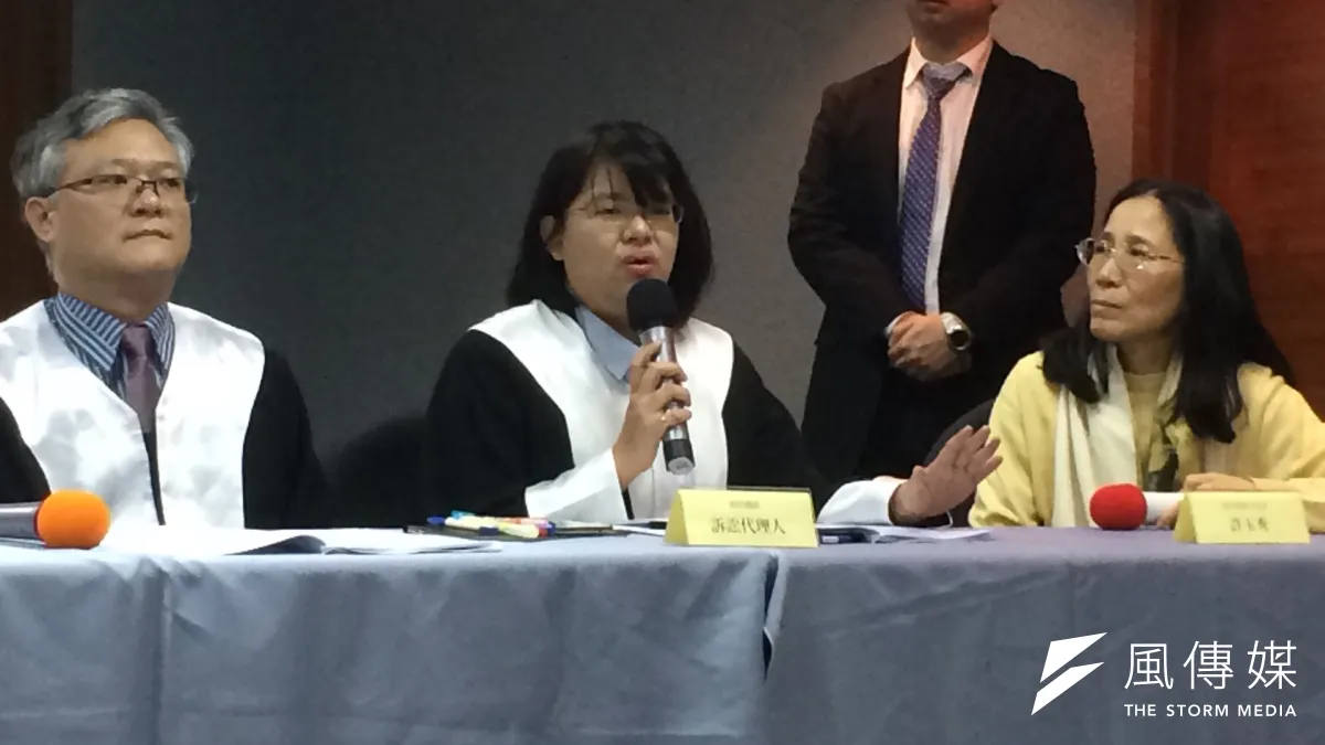 模擬憲法法庭轉型正義相關法律的判決,大法官許玉秀(右)表示,事情都是做不做的問題,「我們有這麼多人,只要有共同的目標,沒有做不到的事」。(石秀娟攝)