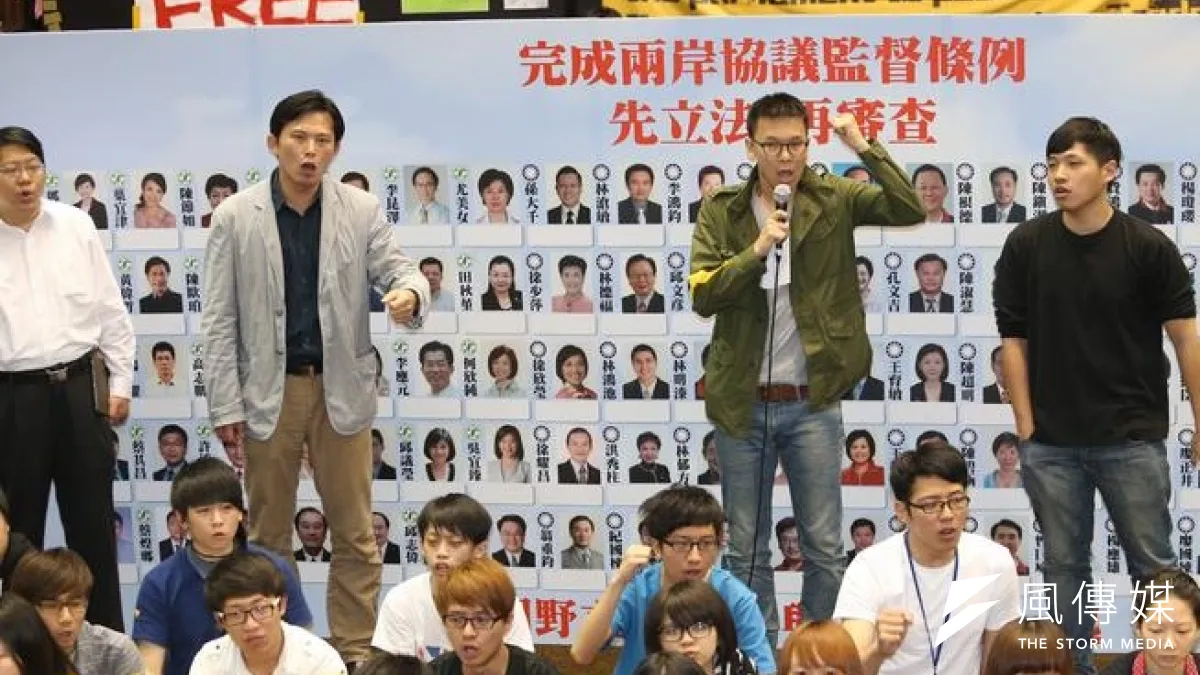 反服貿運動領導人賴中強(由左到右)、黃國昌、林飛帆、陳為廷25日舉行記者會,他們表示退場機制是馬政府該想的問題。 (吳逸驊攝)