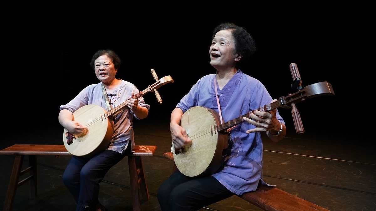 屏東縣政府指定傳統表演藝術【滿州民謠】保存者張碧英(左)、張錦桂(右),用傳統民謠演唱出當地生活風采。(圖/國立傳統藝術中心提供) 屏東縣政府指定傳統表演藝術【滿州民謠】保存者張碧英(左)、張錦桂(右),用傳統民謠演唱出當地生活風采。(圖/國立傳統藝術中心提供)