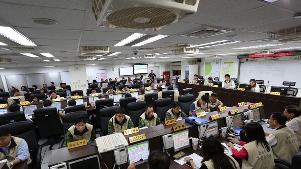 南市只放半天假挨批擾民 賴清德臉書遭氣憤網友洗版 南市只放半天假挨批擾民 賴清德臉書遭氣憤網友洗版