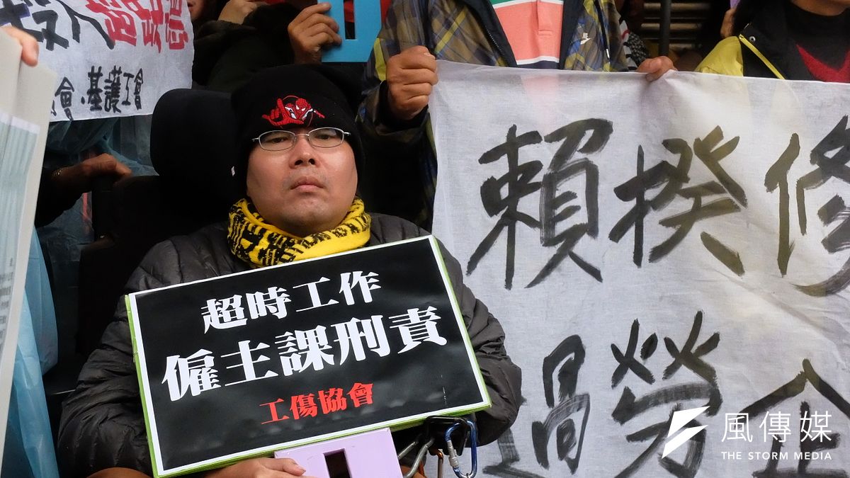 勞團召開記者會,呼籲修訂職災專法、針對過勞企業課刑責,職災勞工。(謝孟穎攝) 勞團召開記者會,呼籲修訂職災專法、針對過勞企業課刑責,職災勞工。(謝孟穎攝)