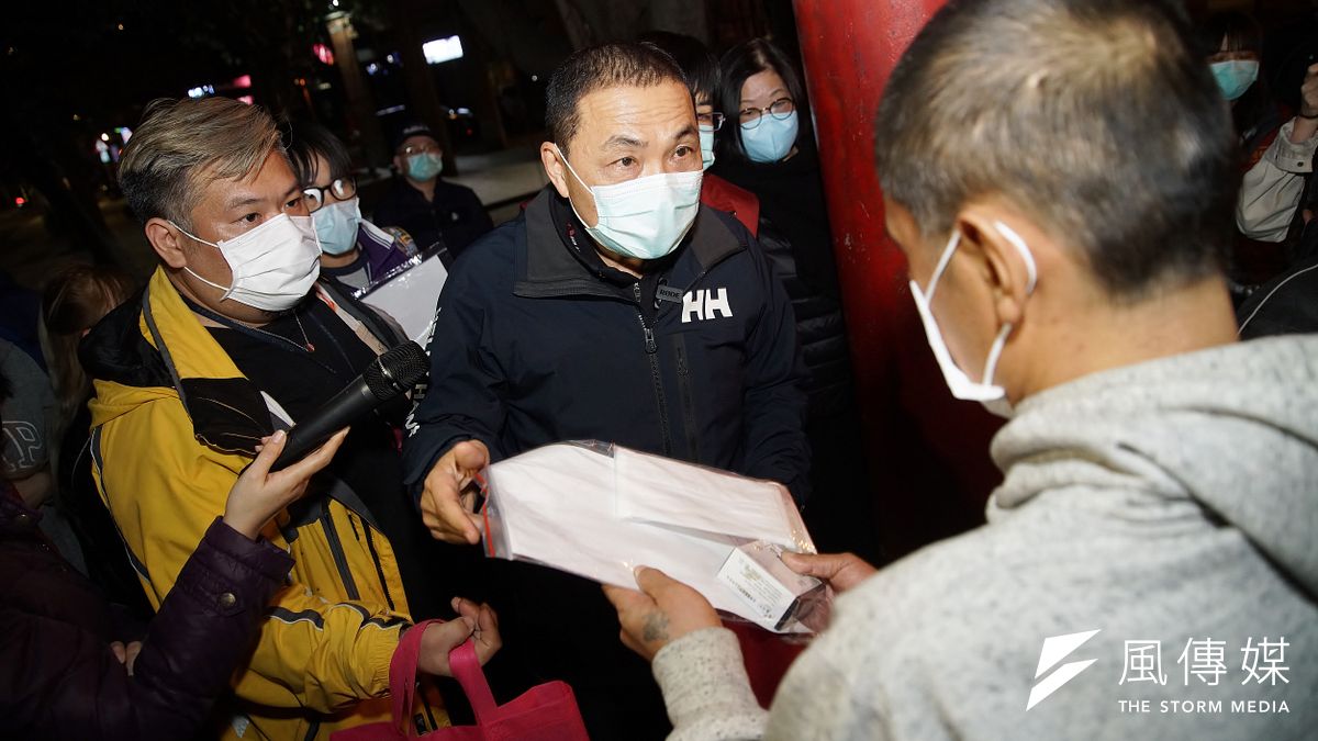 新北市長侯友宜(著黑衣者)1日晚間探訪板橋街友並贈送防疫關懷包,期盼街友照顧好身體、一同跟上防疫腳步。(盧逸峰攝) 新北市長侯友宜(著黑衣者)1日晚間探訪板橋街友並贈送防疫關懷包,期盼街友照顧好身體、一同跟上防疫腳步。(盧逸峰攝)