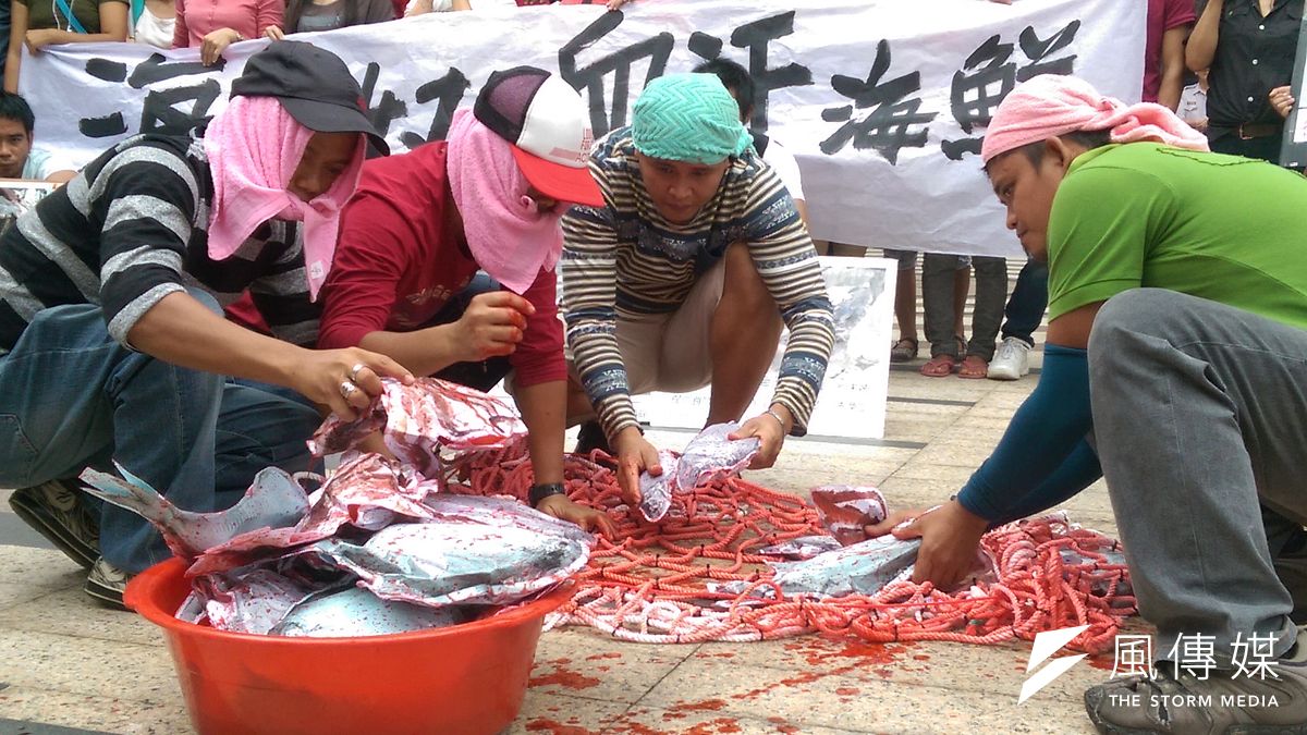 綠色和平東南亞辦公室在印度洋調查發現,許多的「血汗海鮮」來自於壓榨外籍漁工,漁業署明年將大幅改善外籍漁工待遇。圖為外籍漁工抗議表現處理漁獲的行動劇。(資料照,郭昱宏攝) 綠色和平東南亞辦公室在印度洋調查發現,許多的「血汗海鮮」來自於壓榨外籍漁工,漁業署明年將大幅改善外籍漁工待遇。圖為外籍漁工抗議表現處理漁獲的行動劇。(資料照,郭昱宏攝)