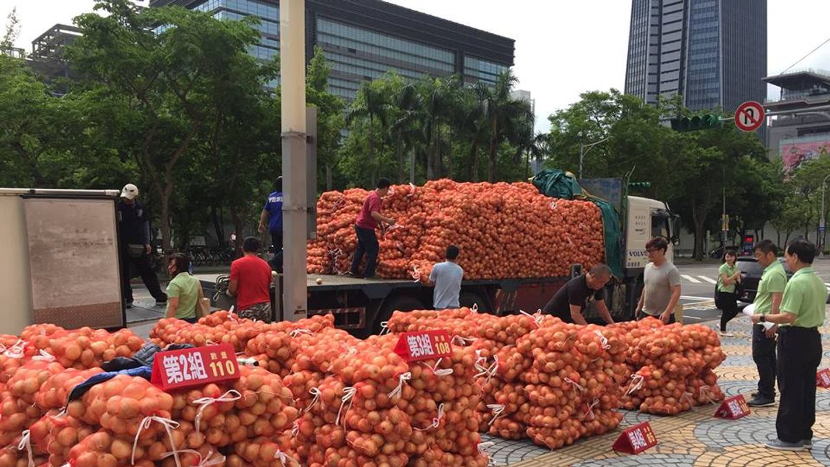 台北市長柯文哲向屏東農民認購500袋洋蔥,並提供給多間社福機構享用。(取自柯文哲臉書) 台北市長柯文哲向屏東農民認購500袋洋蔥,並提供給多間社福機構享用。(取自柯文哲臉書)