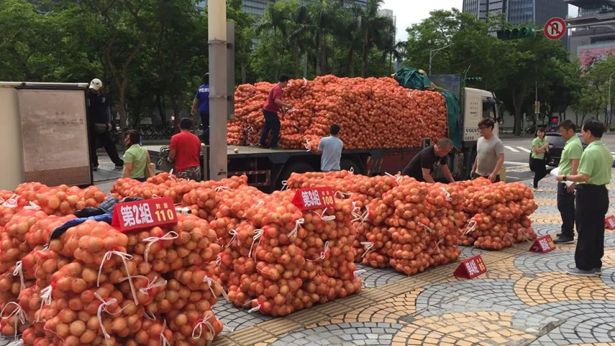 台北市長柯文哲向屏東農民認購500袋洋蔥,並提供給多間社福機構享用。(取自柯文哲臉書)