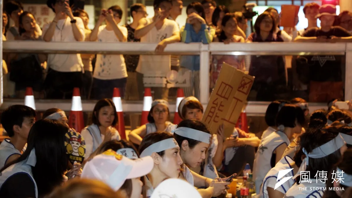 民進黨立委段宜康24日凌晨爆料,正當華航空服員在總公司外發動罷工、夜宿街頭之際,華航高層正為董事長孫洪祥辦歡送趴。(曾原信攝)