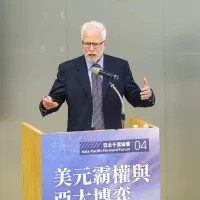 全球約90%的外匯交易涉及美元,超過一半的全球外匯存底仍以美元資產持有。艾肯格林指出,美元主導地位雖逐漸受到侵蝕,但歐元、人民幣及數位貨幣目前都難以全面取代美元。 全球約90%的外匯交易涉及美元,超過一半的全球外匯存底仍以美元資產持有。艾肯格林指出,美元主導地位雖逐漸受到侵蝕,但歐元、人民幣及數位貨幣目前都難以全面取代美元。