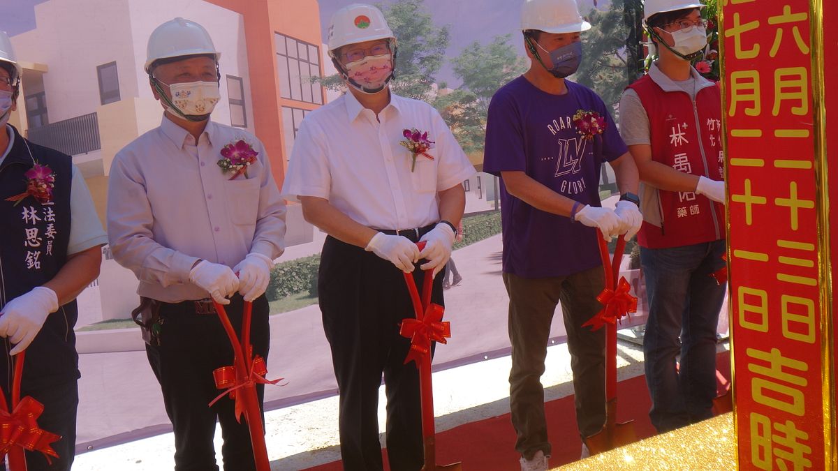 新竹縣長楊文科(右三)開工儀式,文小十非營立幼兒園預計明年7月完工。(圖/新竹縣政府提供) 新竹縣長楊文科(右三)開工儀式,文小十非營立幼兒園預計明年7月完工。(圖/新竹縣政府提供)