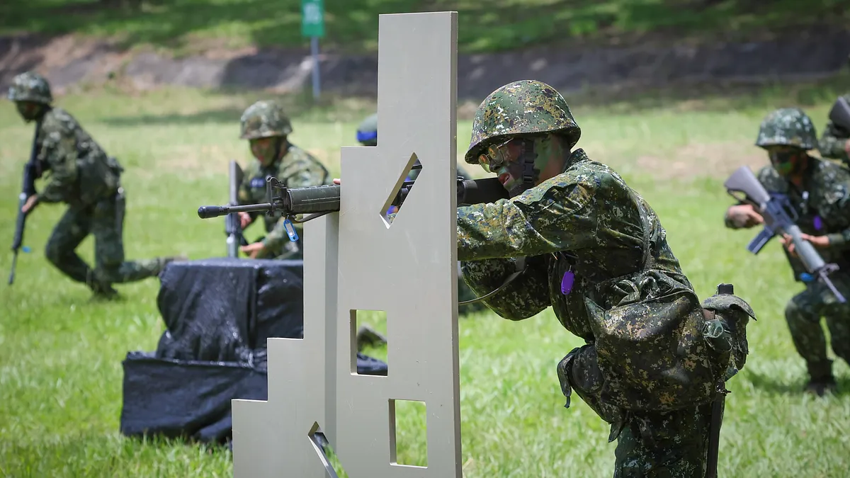 陸軍第十軍團指出,事件發生後已全面停用同型T91步槍,並強調事故「並非外界傳言的膛炸」,具體原因仍待調查,軍方也承諾將全力協助醫療照護,並檢討訓練安全機制。(成功嶺新兵資料照,顏麟宇攝) 陸軍第十軍團指出,事件發生後已全面停用同型T91步槍,並強調事故「並非外界傳言的膛炸」,具體原因仍待調查,軍方也承諾將全力協助醫療照護,並檢討訓練安全機制。(成功嶺新兵資料照,顏麟宇攝)