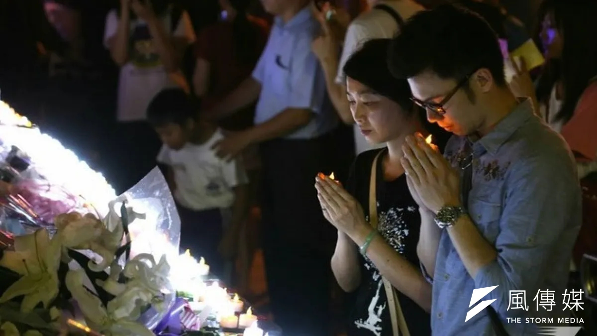 北捷隨機殺人事件,是我們所有人的悲劇,所有的問號要大家一起去找。(北捷頭七追思會,余志偉攝)