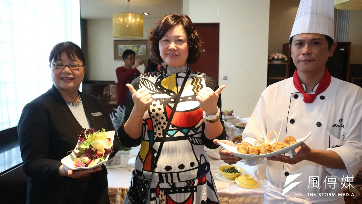 董事長應秀鳳(中)說,中餐廳尚荷軒主推「台灣私房小吃」天天都有主廚推薦私房好菜。(圖/徐炳文攝)