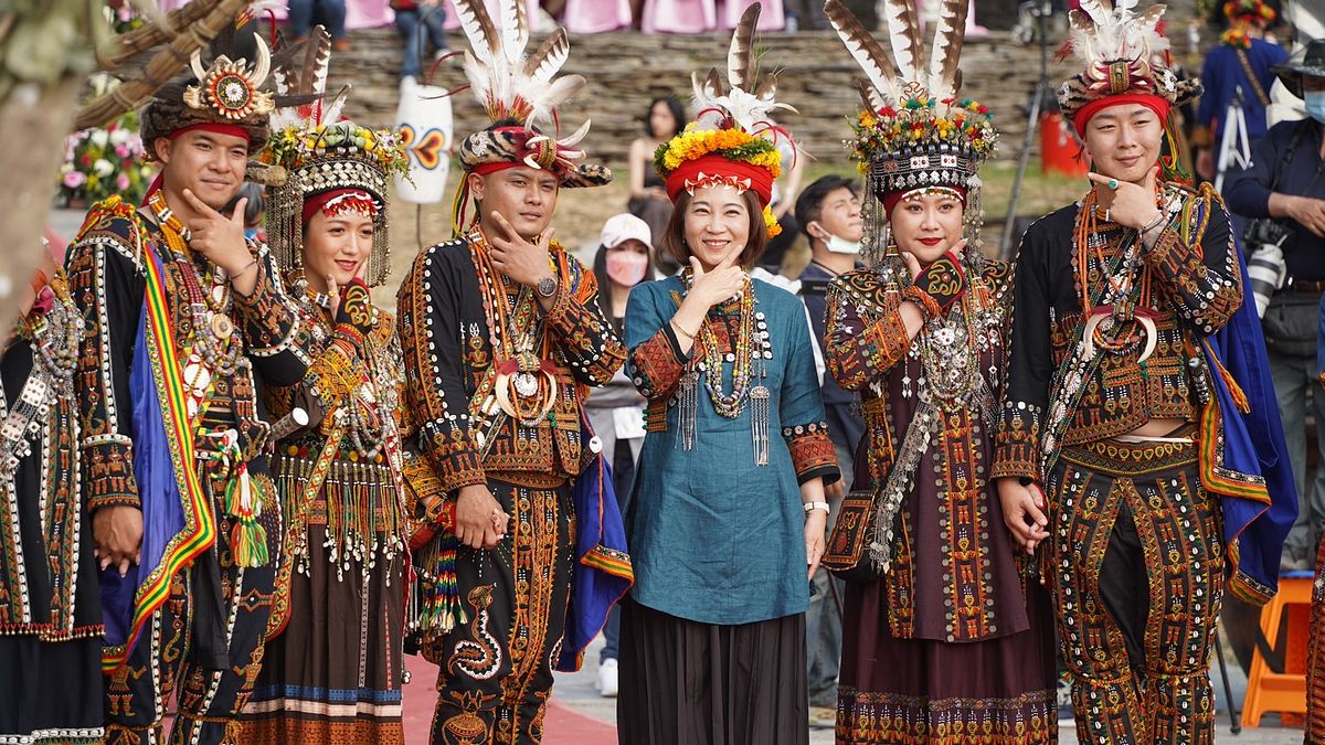 2023南島族群婚禮縣長周春米為新人證婚。(圖/屏東縣政府傳播暨國際事務處提供) 2023南島族群婚禮縣長周春米為新人證婚。(圖/屏東縣政府傳播暨國際事務處提供)