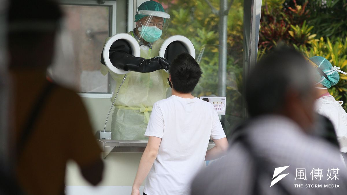 台灣本土疫情嚴峻,政府透過廣篩來找出社區中隱藏確診個案,台北市長柯文哲卻直言,確診恐仍有黑數。(柯承惠攝) 台灣本土疫情嚴峻,政府透過廣篩來找出社區中隱藏確診個案,台北市長柯文哲卻直言,確診恐仍有黑數。(柯承惠攝)